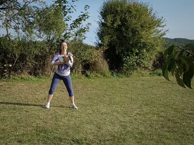 Coach de zumba avec un chien