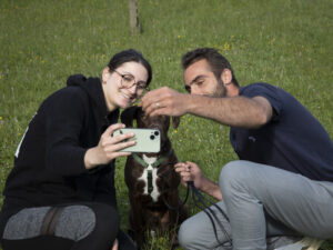 Selfie d'un chien avec ses dog parents.